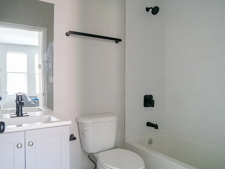 3051 W Leland Ave — Photo 23