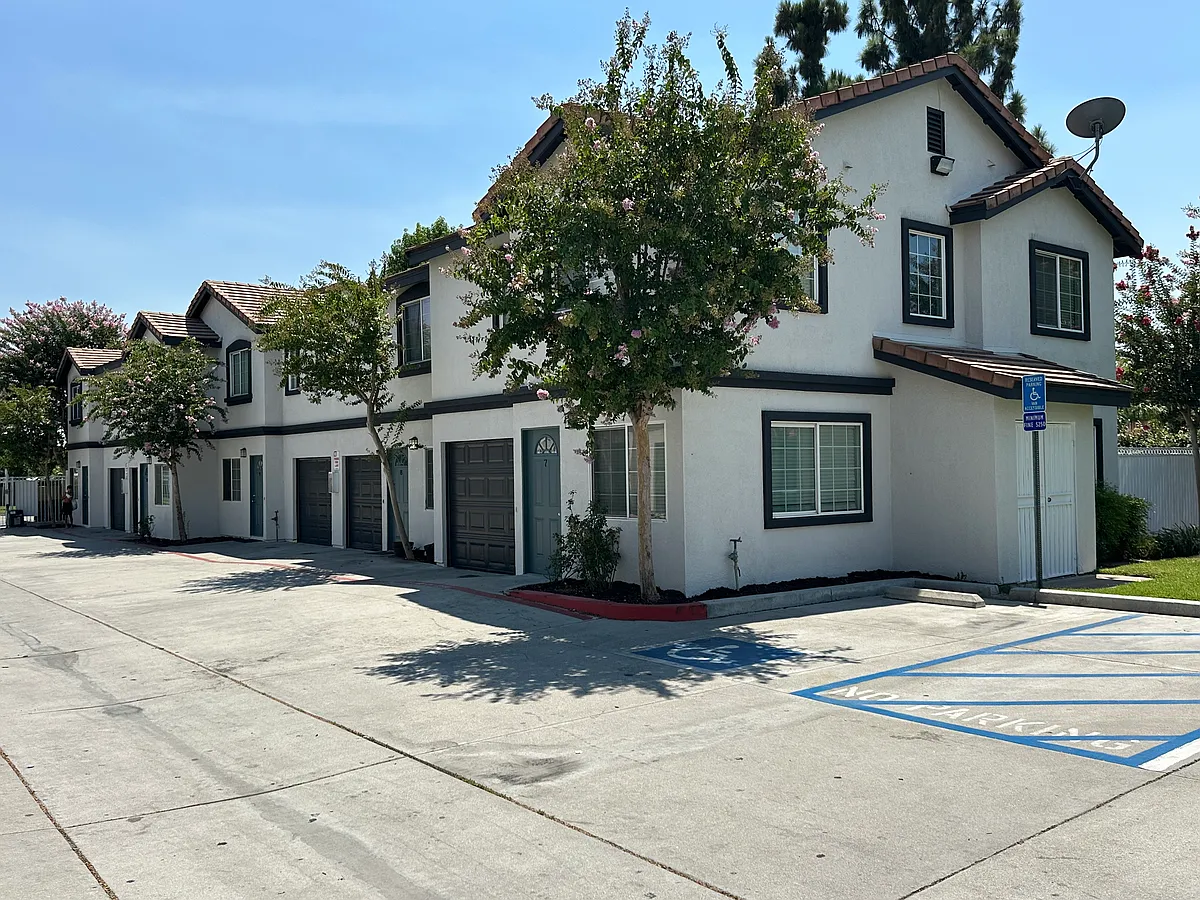 Building Photo - 1012 S Riverside Ave #10