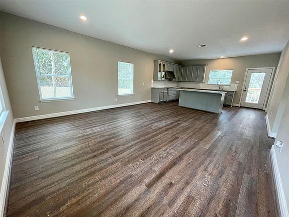 5th image of 95 Hickory St