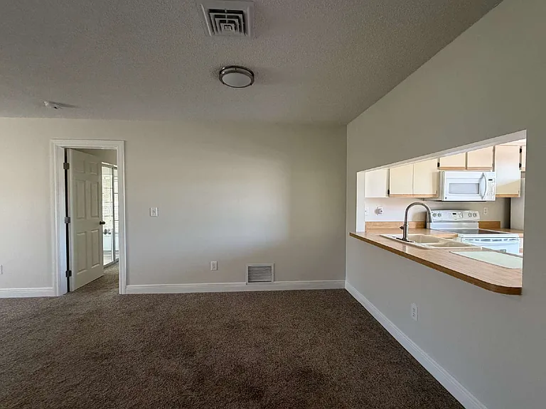 635 Harvey St — Photo 7