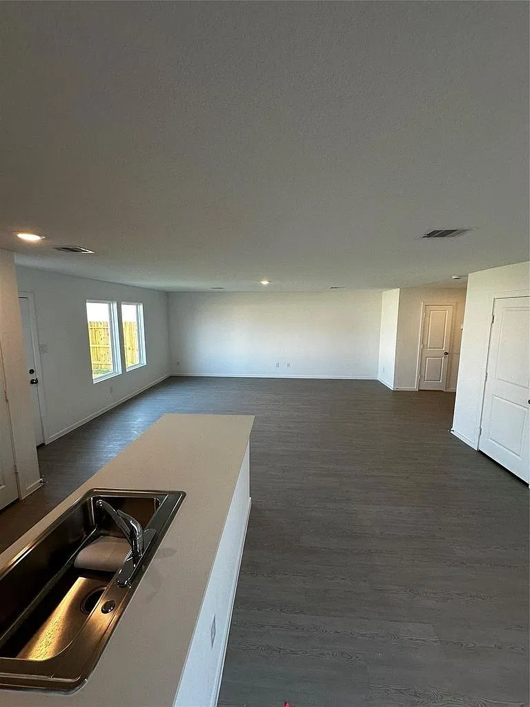 4 bed, 2039 sqft, $2,600 — Photo 3
