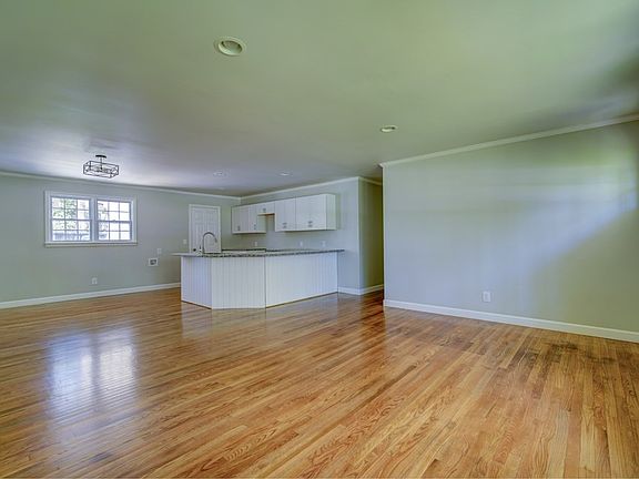 3rd image of 120 Creekwood Dr