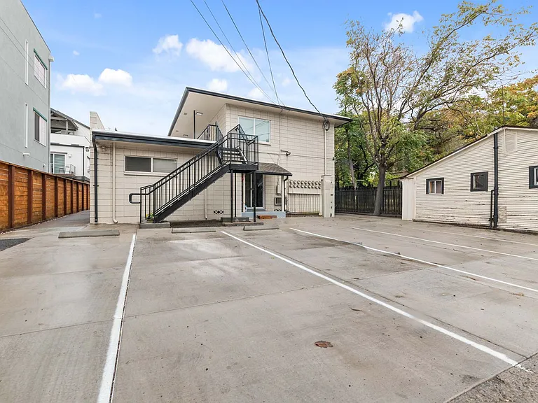 228 Stewart — Photo 9