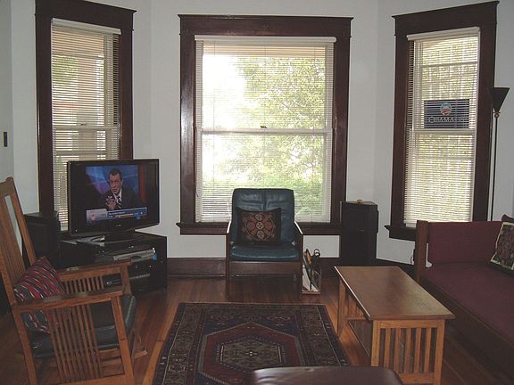 3rd image of 105 N Park St
