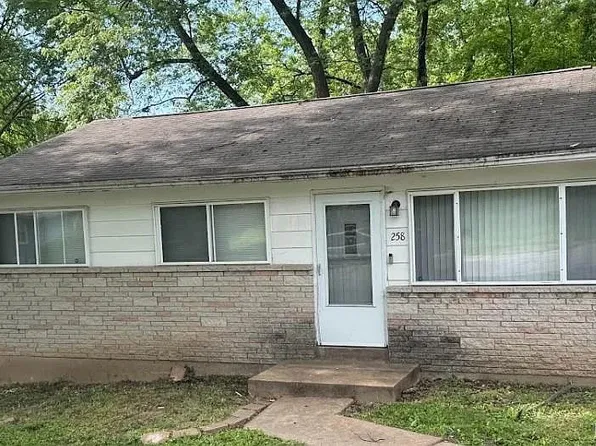 258 Becker Dr, Saint Louis, MO 63135