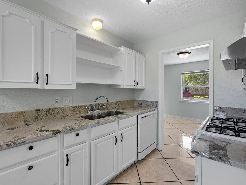 1st image of 437 Sweetbriar Dr