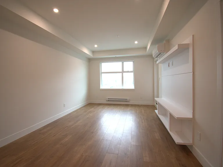 185 175a St #212 — Photo 6