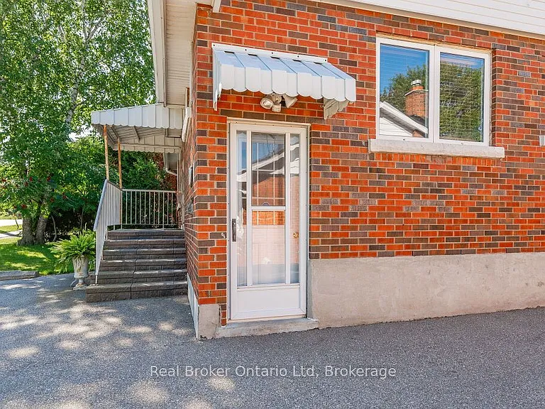 195 Edinburgh Rd S #LOWER — Photo 2