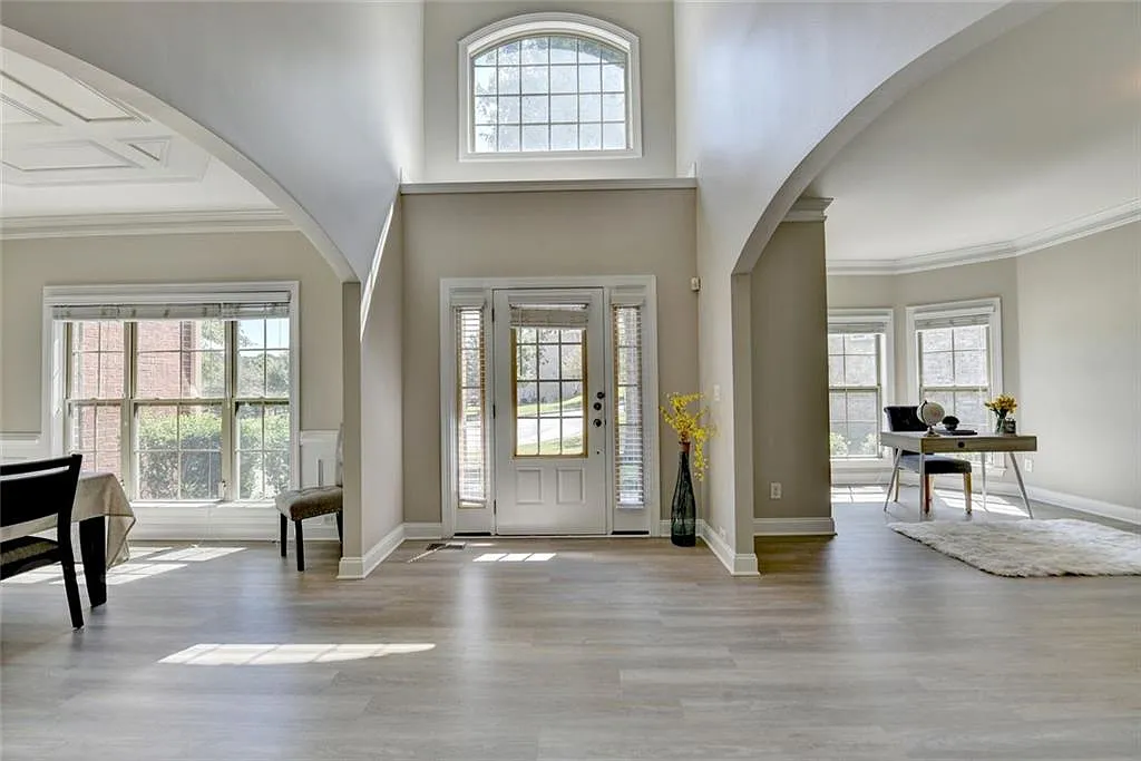 5 bed, 4.0 bath, 3892 sqft, $3,800 — Photo 3