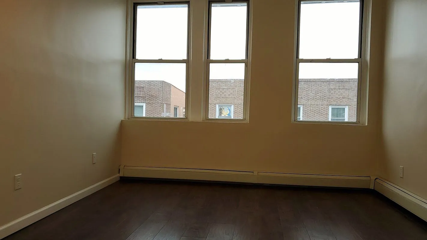 2405 Clarendon Road — Photo 2
