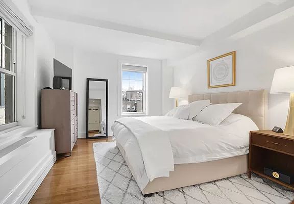 4th image of 27 W 72nd St #806/807
