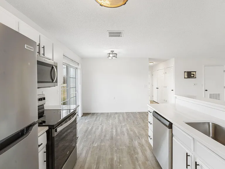 640 E Sunset St — Photo 13