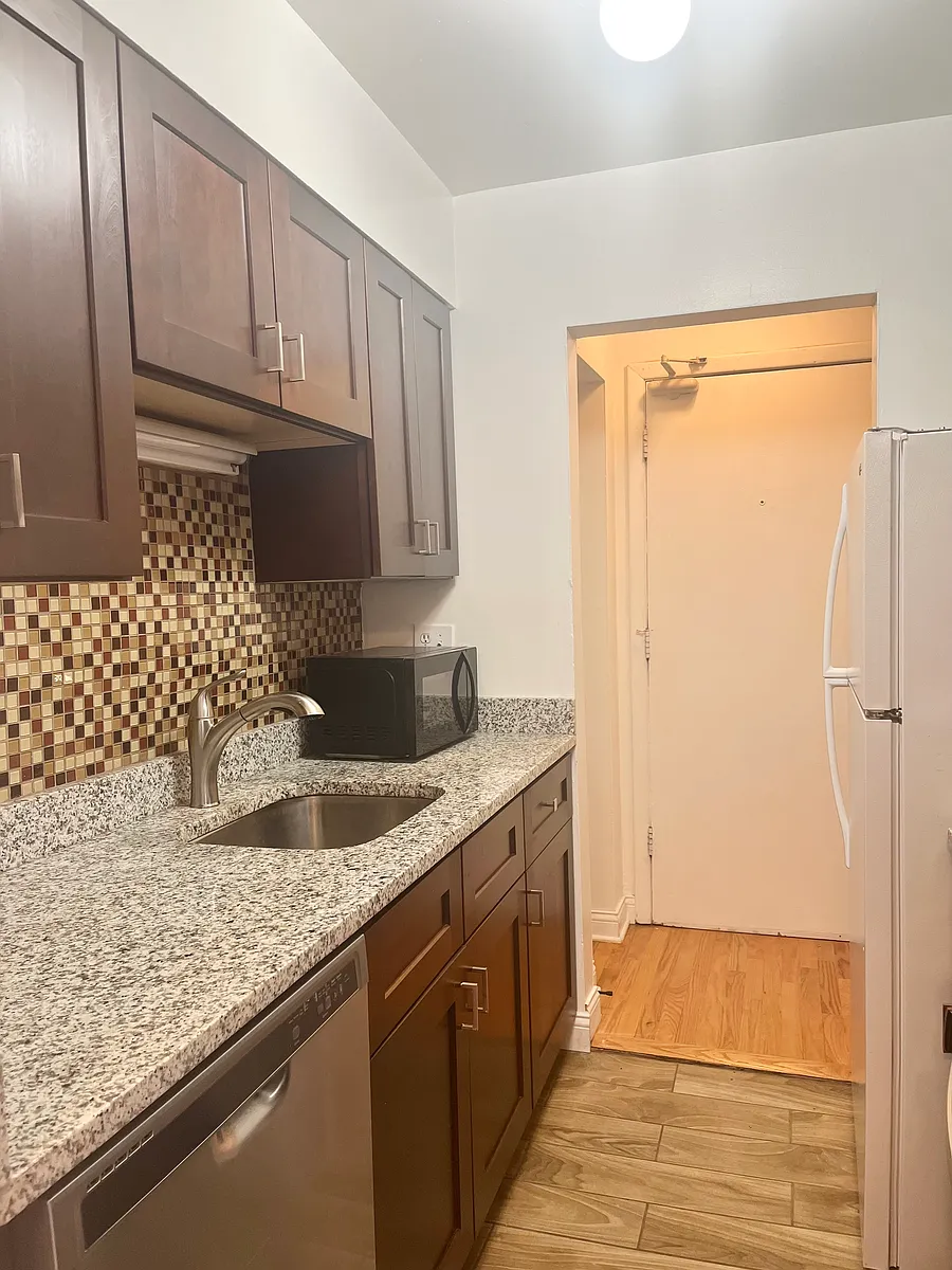 Building Photo - 3730 N Pine Grove Ave #408