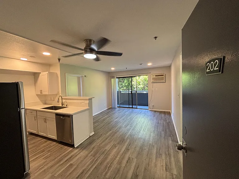700 S. Berendo Ave — Photo 70