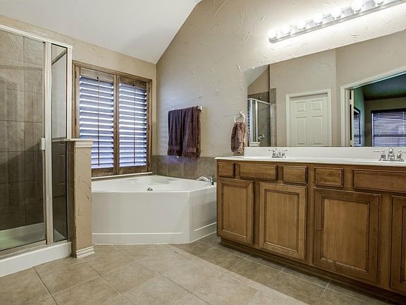 4th image of 9204 Niles Ct