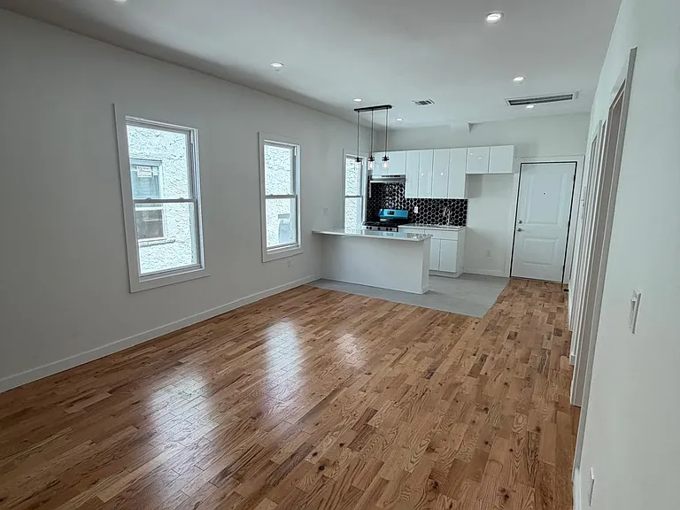 183 Woodside Ave #3F — Photo 1