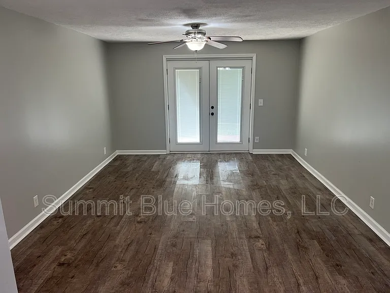 555 N Dupont Ave — Photo 11