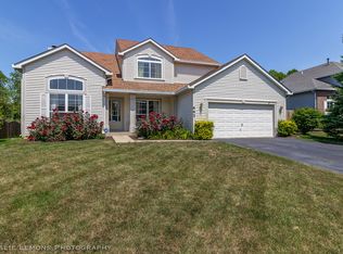 665 Willow Dr, Carol Stream, IL