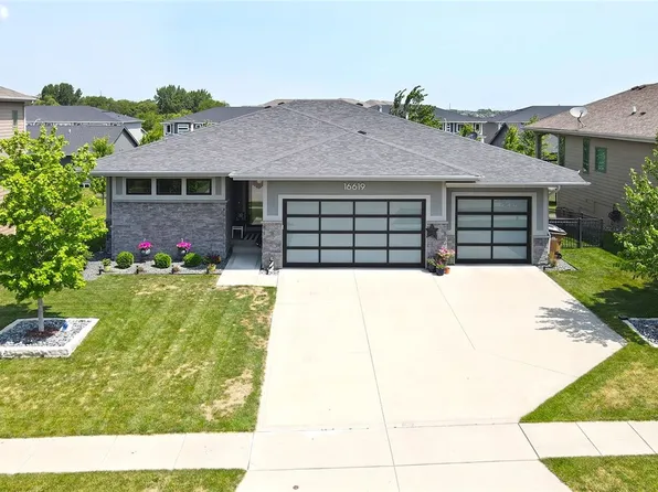 16619 Dellwood Dr, Clive, IA 50325