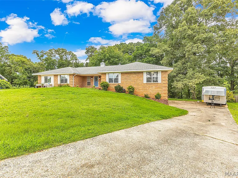 140 Livingston Cir — Photo 3