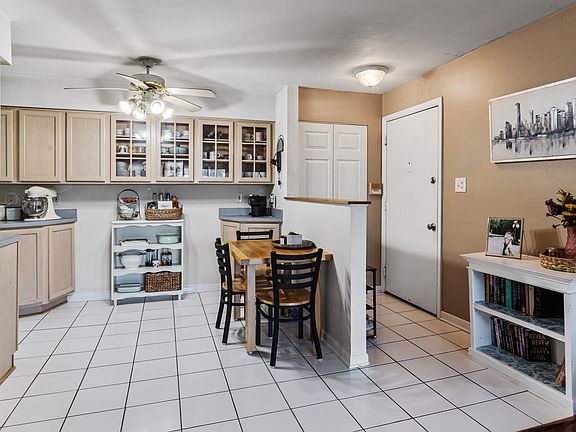 2nd image of 1611 N Windsor Dr APT 306