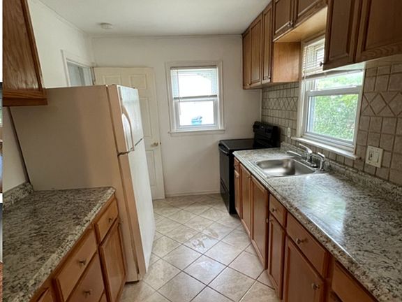 4th image of 26040 Hanover St #1