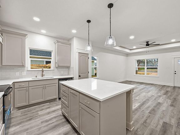 5th image of 205 Lock Ln