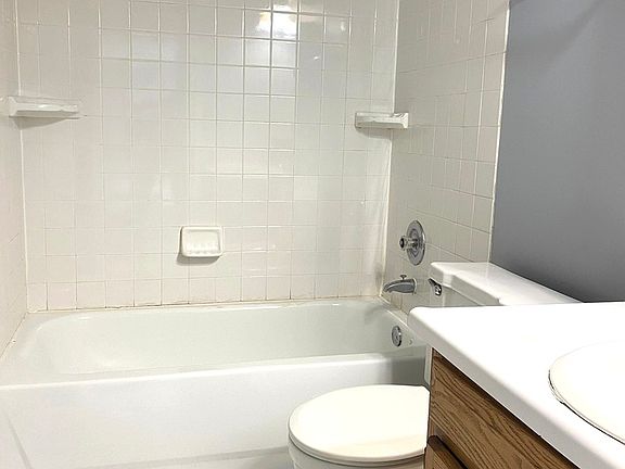 4th image of 5800 Oakwood Dr Unit 3L
