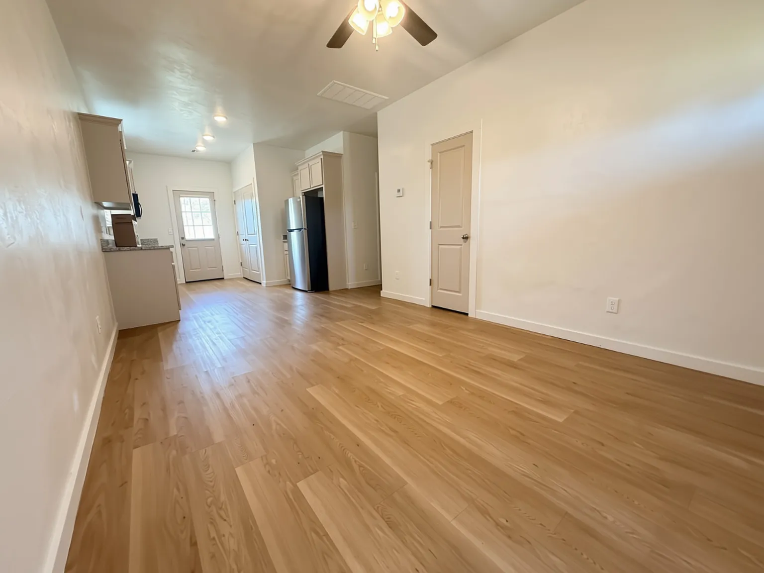 2 bed, 900 sqft, $1,275 — Photo 2