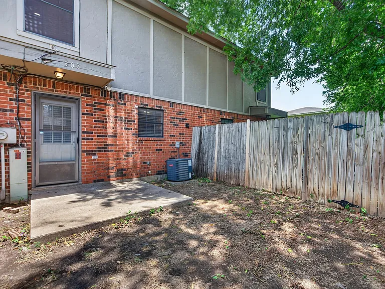 305 Cambridge Dr #305 — Photo 21