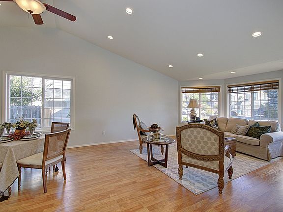5th image of 607 NW 72nd Cir