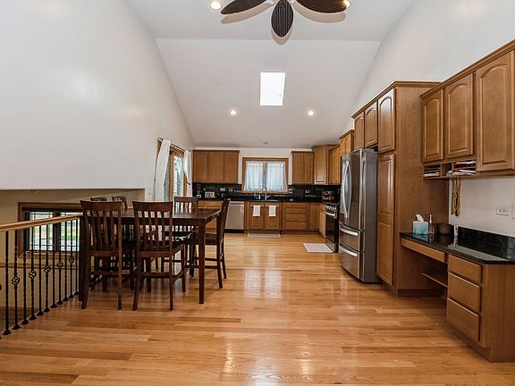 4th image of 8015 Oak Park Ave
