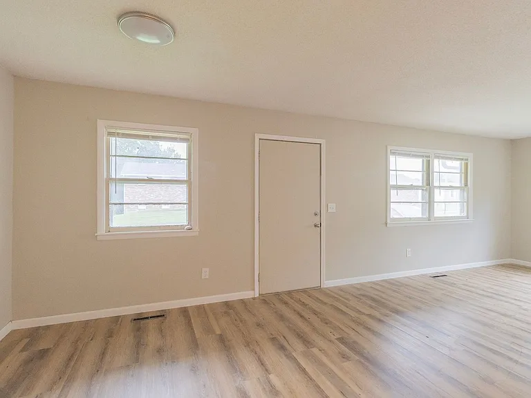 3711 Weymeyer Dr — Photo 4