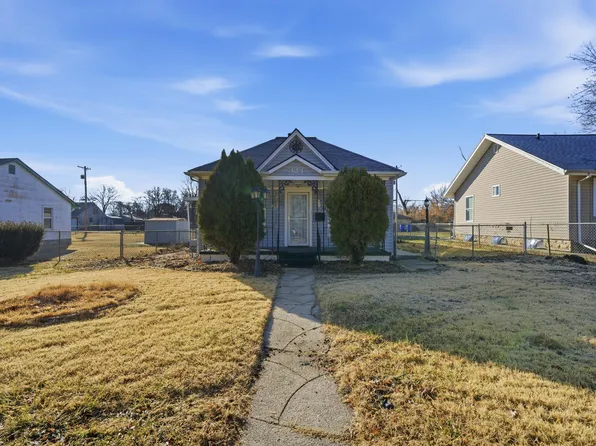 323 W 16th St, Junction City, KS 66441