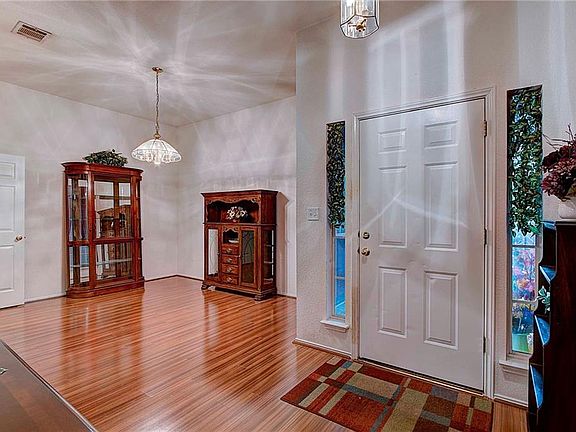 3rd image of 1111 Woodview Dr