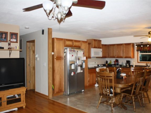 4th image of 224 Roosevelt Ave