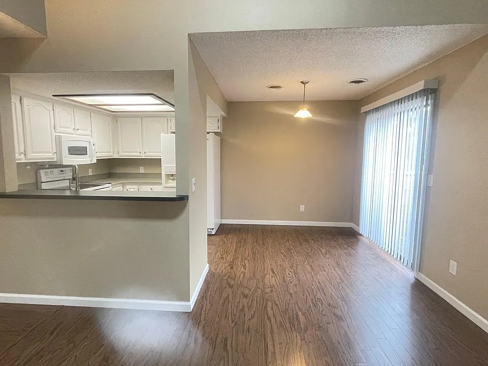 Full Kitchen and Dining Area