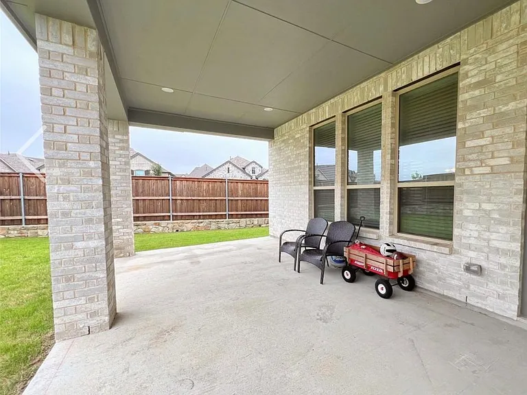 2410 Doncaster Dr — Photo 9