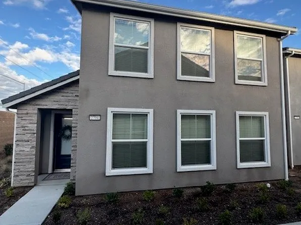 2704 E Teaberry Dr, Fresno, CA 93730