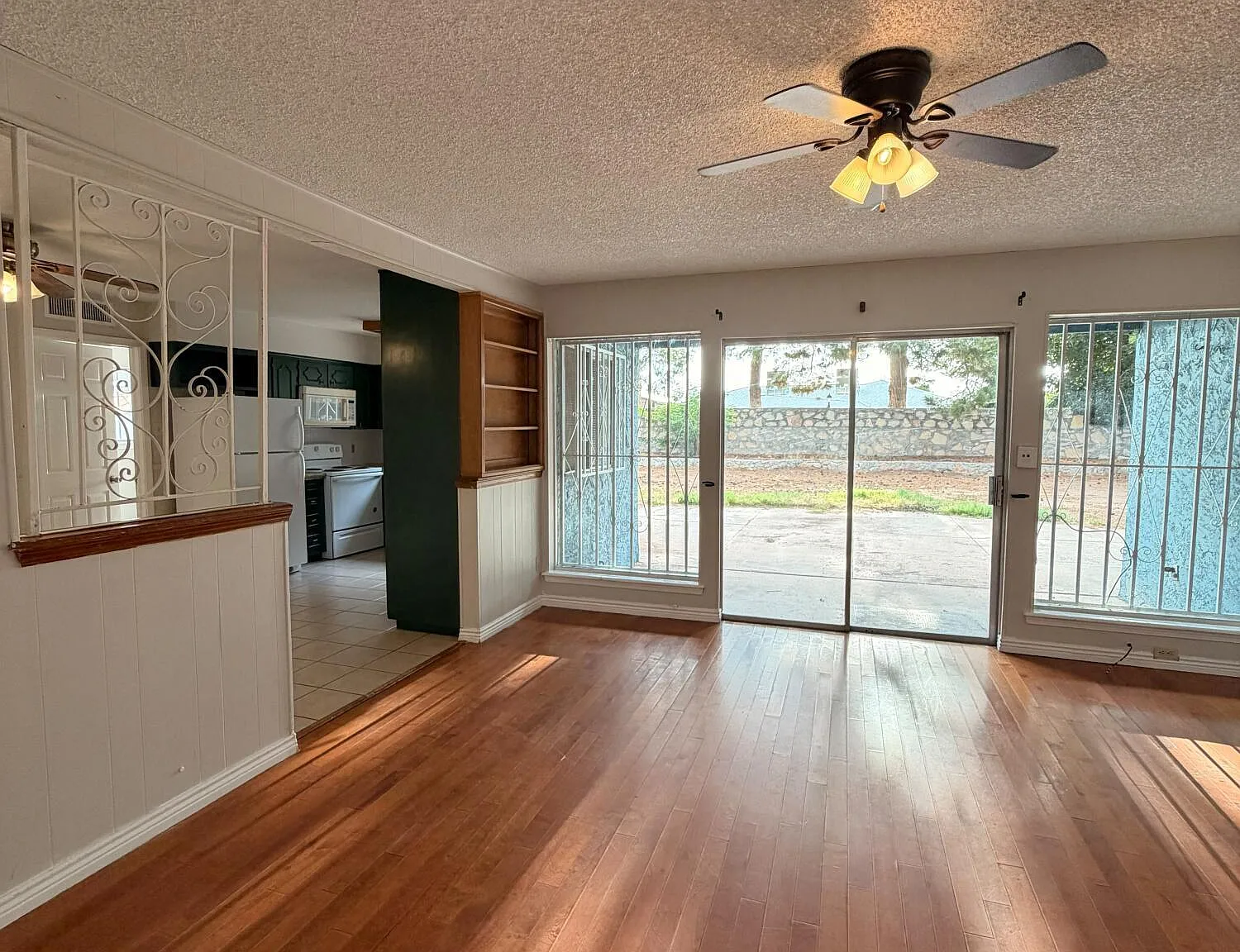 4 bed, 2.0 bath, 2385 sqft, $2,100 — Photo 2
