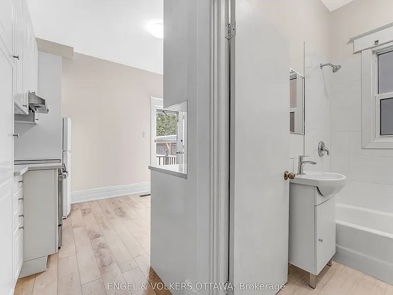 170 Ivy Cres #2 — Photo 11