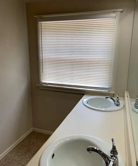 Upstairs Middle Full Bathroom