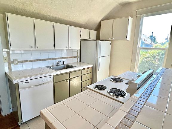 3rd image of 3236 SE Alder St APT 4