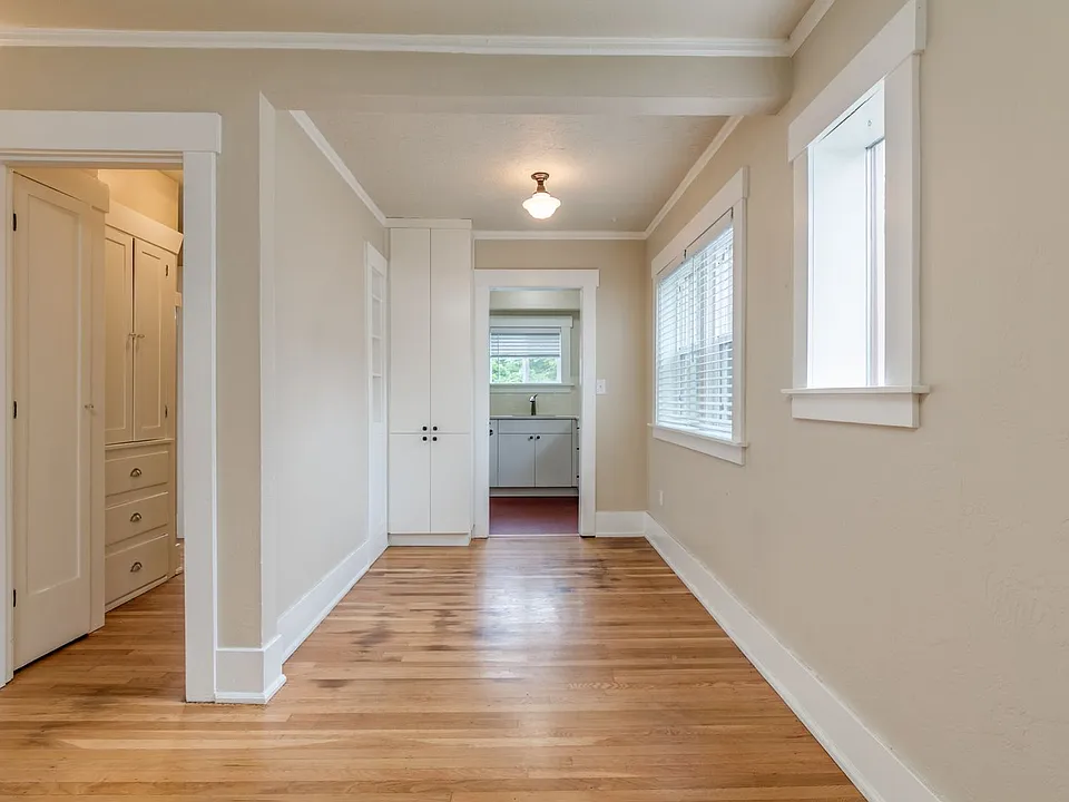 Amazing Vintage 1 Bedroom In Kerns Neighborhood!