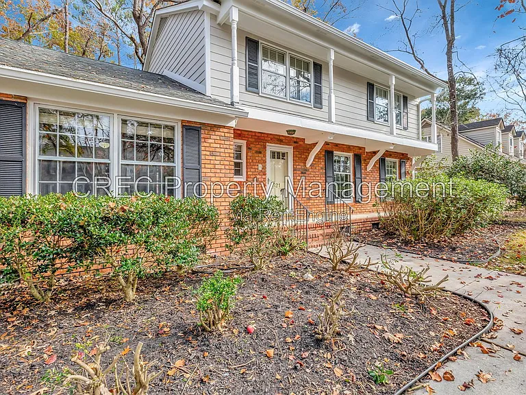 321 Shaftesbury Ln — Photo 4