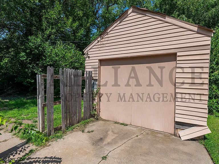 1555 N Northeast Pkwy — Photo 3
