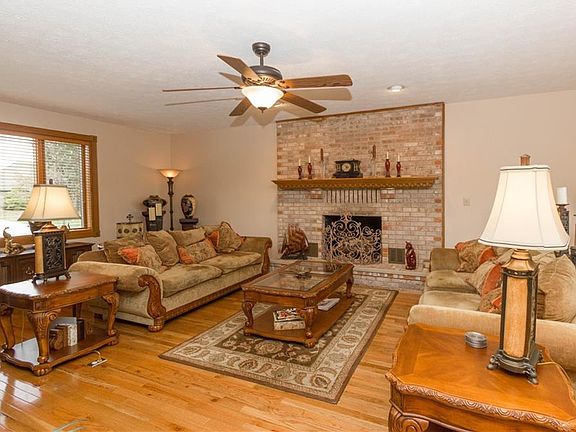 3rd image of 922 Ironwood Dr W