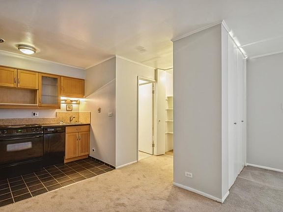 4th image of 742 W Gordon Ter #208