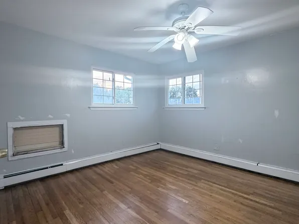 (undisclosed Address), Bay Shore, NY 11706