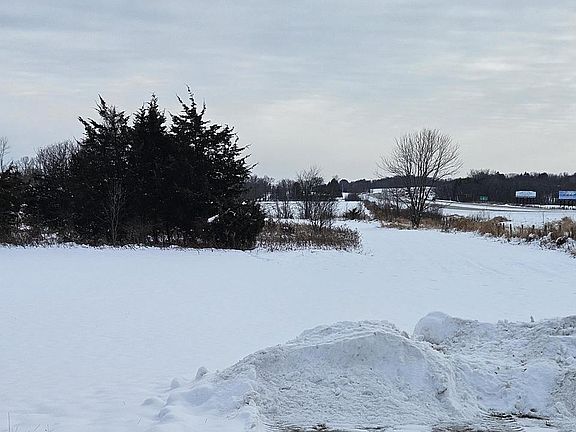 2nd image of N8319 AIRPORT ROAD